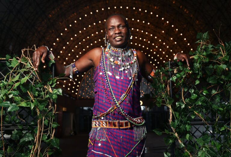 Las lecciones de liderazgo del jefe masai que superó la prueba de tener el fuego en los brazos: «La comunidad mira a los jóvenes para elegir al jefe. Se valoran el coraje y la inteligencia»