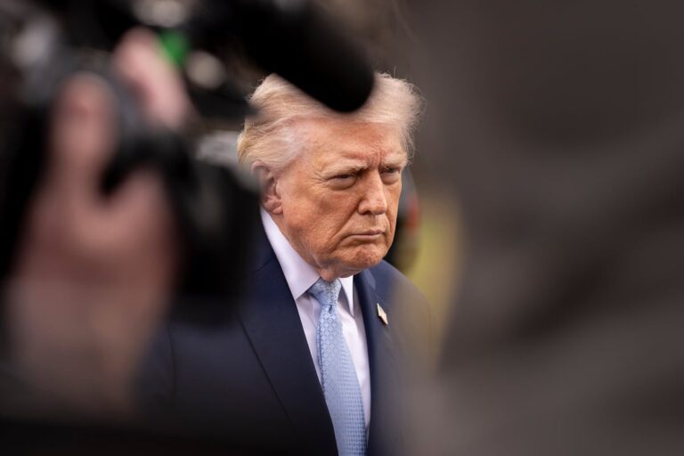 Los anuncios de Trump desatan otra jornada caótica en las bolsas, que deja al petróleo al borde de los 100 dólares