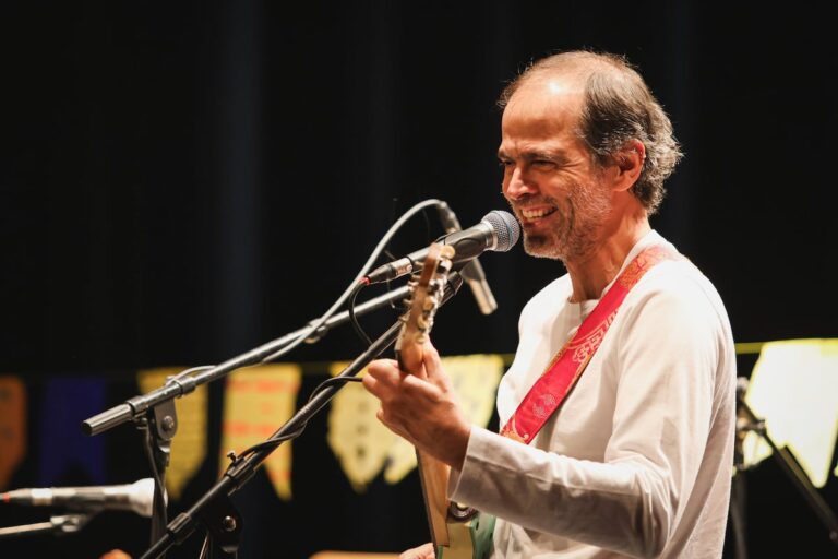 Moreno Veloso, cantautor: “Creo que nos falta leer poesía”