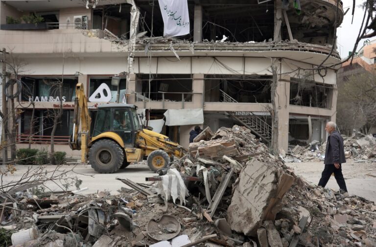 Últimas noticias sobre la guerra entre Estados Unidos e Israel contra Irán, en vivo | Irán denuncia que EE.UU. prepara ataques terrestres mientras habla de negociaciones