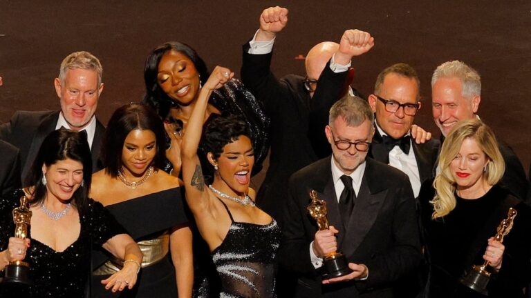 ‘Una batalla tras otra’ se lleva el duelo de los Oscar con seis premios en una gala ajena a la política y la guerra