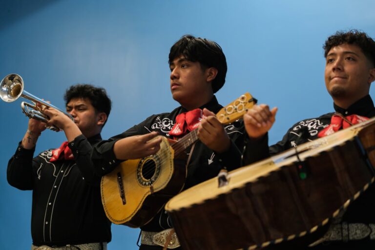 Una escuela de mariachi de Nueva York persiste y prospera en los tiempos antiinmigrantes de Trump