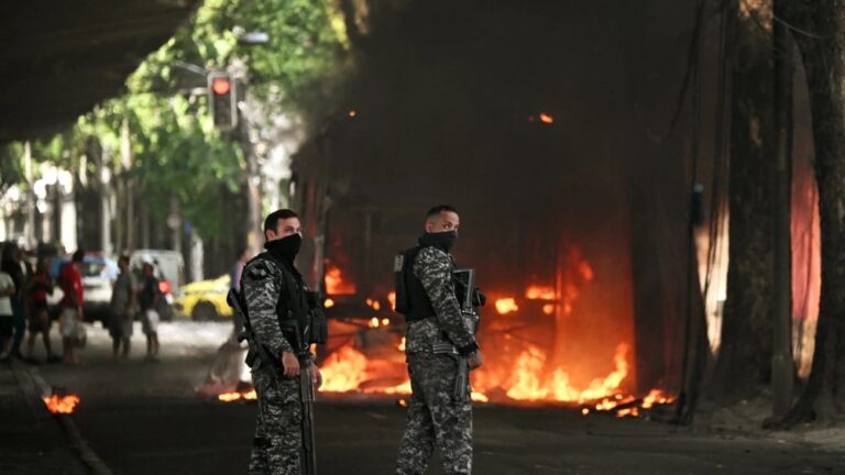 Líder del Comando Vermelho fallece en operación policial en Río.