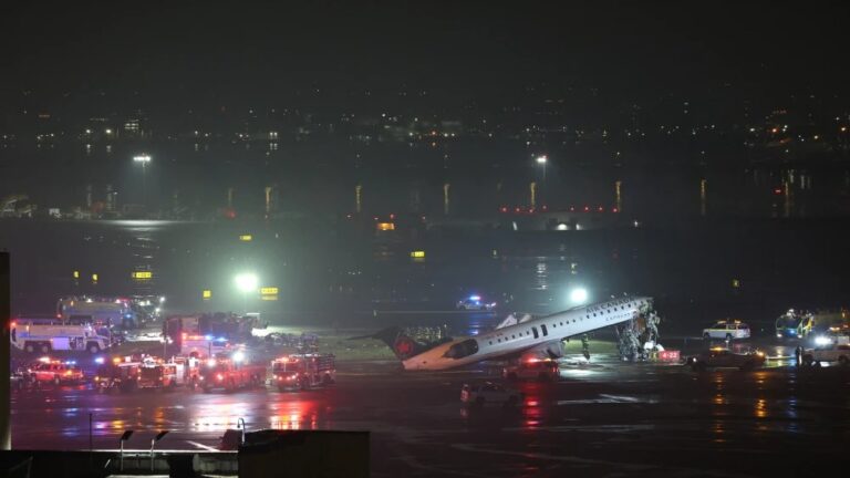 Colisión entre avión y vehículo en aeropuerto de Nueva York deja muertos.