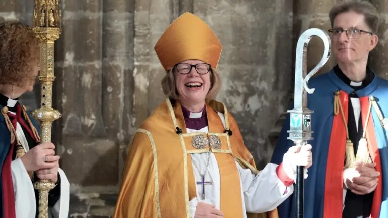 Primera mujer arzobispa de la Iglesia anglicana entronizada en Canterbury.