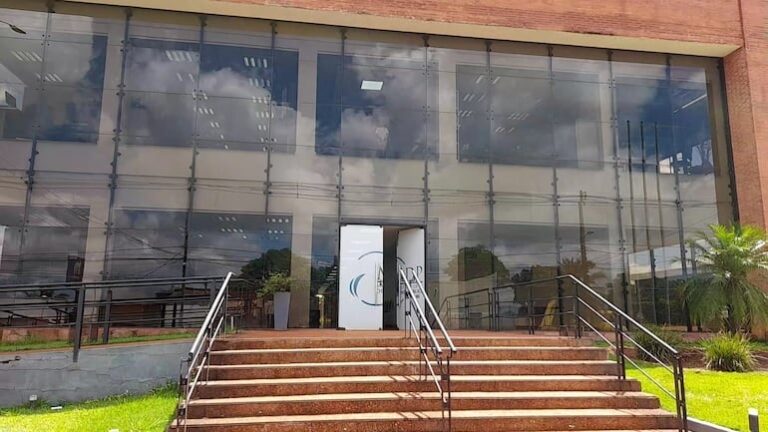 Mujer arrestada tras positivo de cocaína en hijo de cinco años.