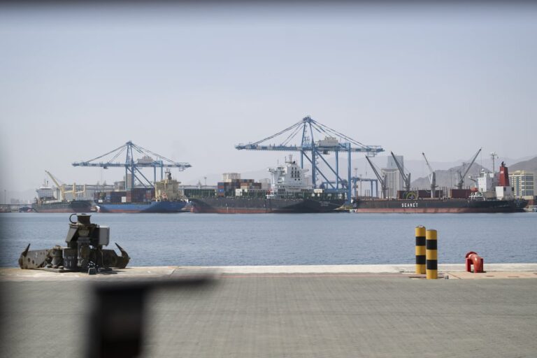 Últimas noticias sobre la guerra entre Estados Unidos e Israel contra Irán, en vivo | Al menos dos barcos reportan disparos mientras intentaban cruzar el Estrecho de Ormuz