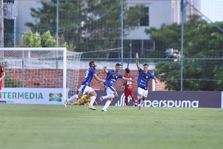 Blas Díaz lidera la exitosa presentación de Encarnación FC en la categoría Intermedia – Fútbol Intermedio.