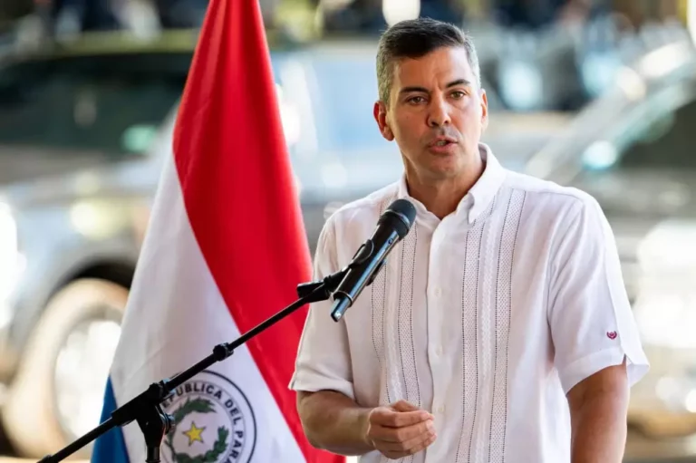 Cercan a Peña desde su propio entorno político