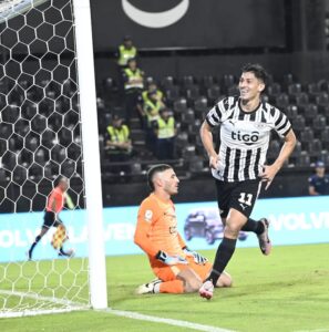 Libertad revive con la conducción de Samudio y detiene a Olimpia en el clásico «blanco y negro» – Fútbol