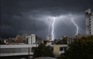 Alerta por tormentas fuertes en Asunción y nueve departamentos del país
