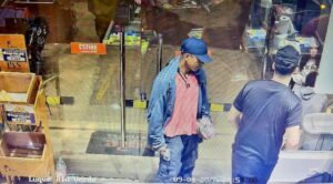 Asalto violento en Biggie Luque deja un sospechoso herido de gravedad