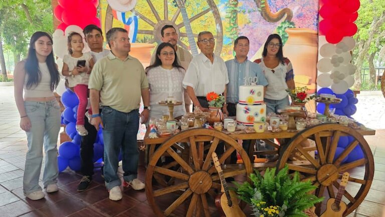 Benito Ulpiano Salinas celebra 100 años de vida en Asunción con su familia