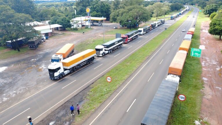 Camioneros de Caaguazú persisten en paro tras fallida reunión con Dinatran