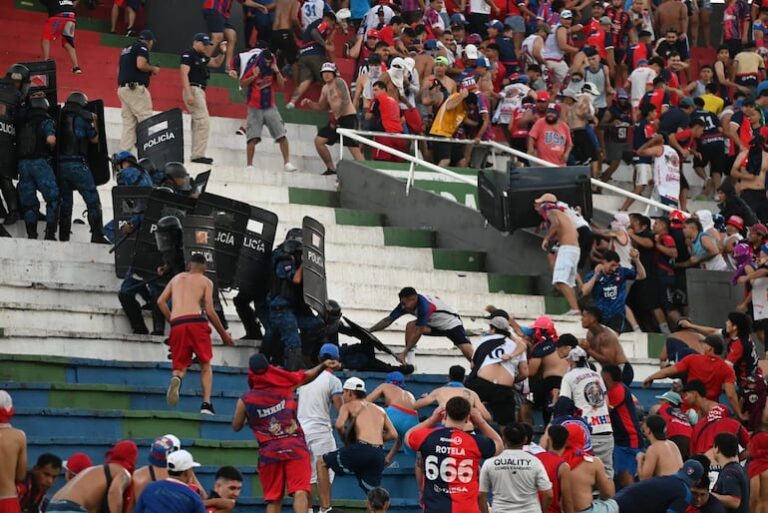Conflito en estadio Defensores del Chaco deja tres policías heridos en Asunción