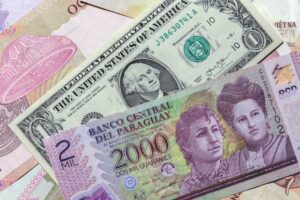 Dólar se deprecia a G. 6.300 en Paraguay y preocupa a economistas