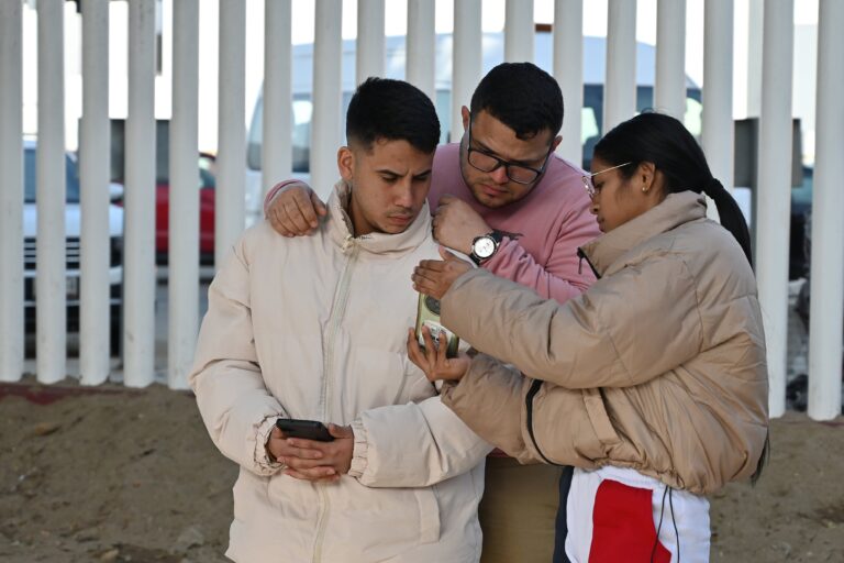El dilema de la autodeportación: perseguidos en Estados Unidos pero inseguros de cómo salir