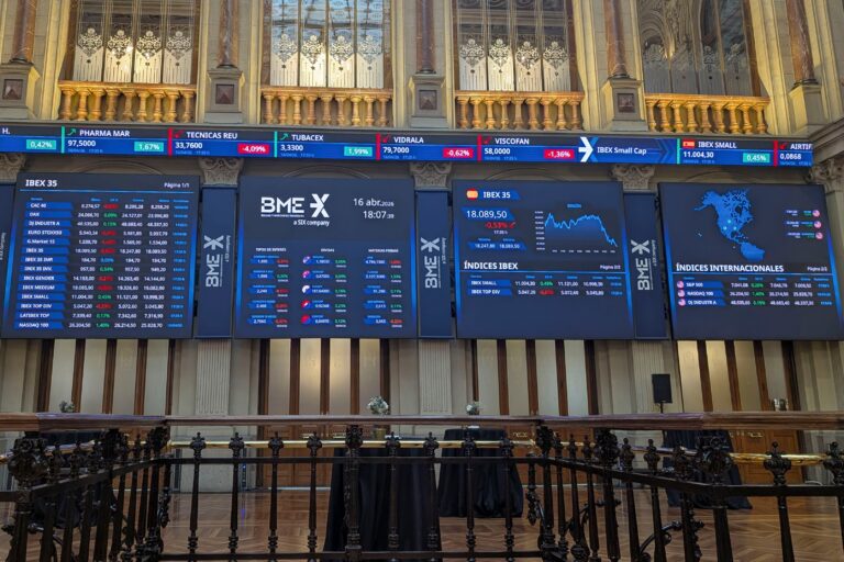 El precio del petróleo se hunde un 10% tras la reapertura de Ormuz mientras las bolsas se disparan