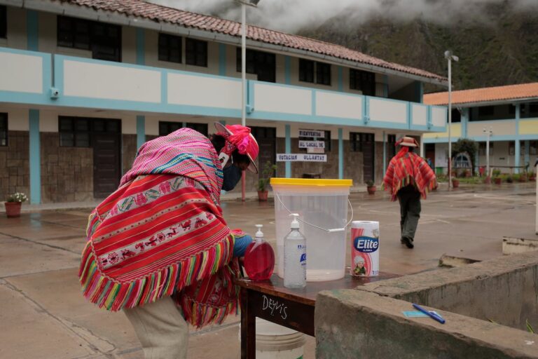 El segundo lugar para la vuelta final en las elecciones peruanas se dirime en los tribunales