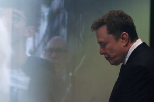 Elon Musk se debate entre la ingenuidad y la ira en su segundo día de prueba de OpenAI: “Fui un idiota al financiarlos”