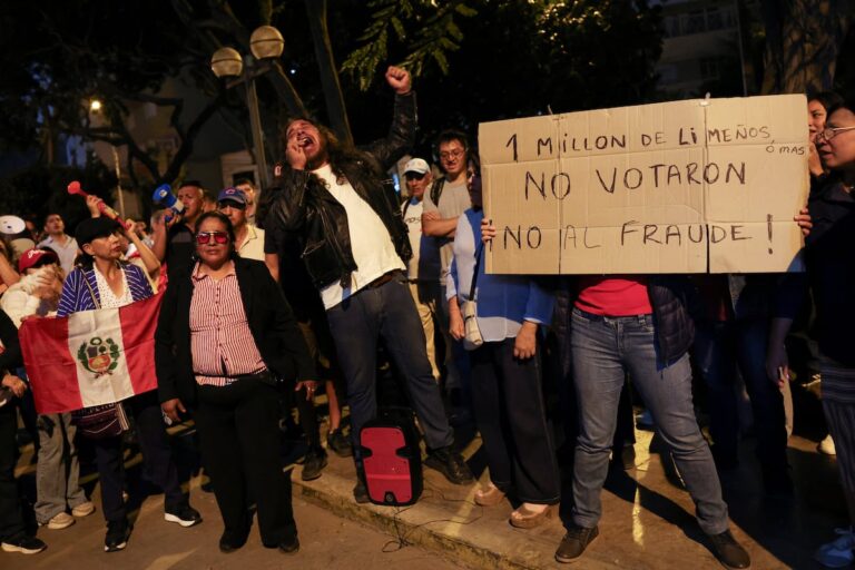 Escrutinio a cámara lenta en Perú: la desconfianza obstaculiza la legitimidad de la primera vuelta presidencial