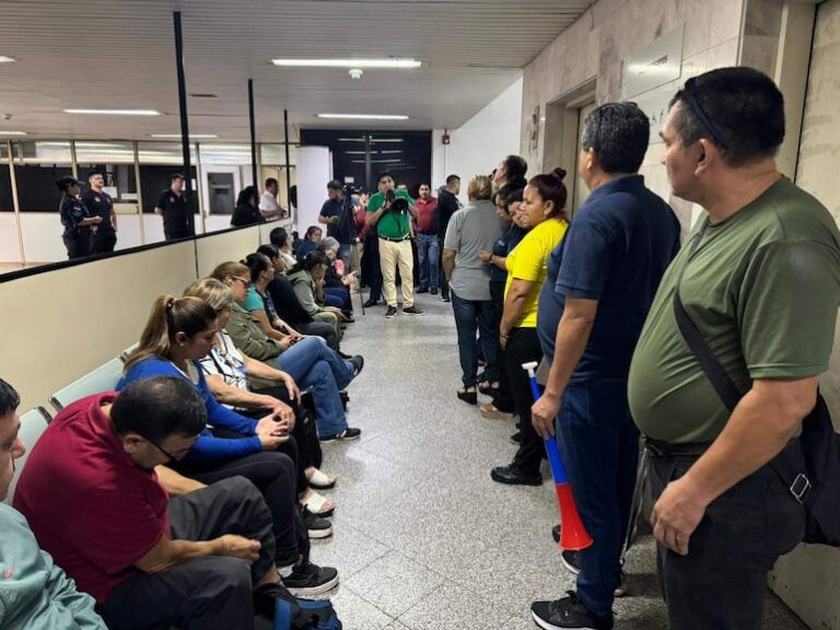 Funcionarios de Asunción exigen pagos atrasados frente a la Intendencia