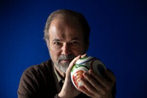 Juan Villoro: “Ser hincha de un equipo es una forma secular de ejercer la religiosidad”