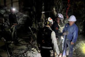 La búsqueda del último minero en Sinaloa se aferra a la esperanza a un mes del colapso de Santa Fe