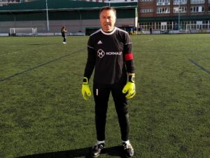 La fascinante historia de Ángel Mateos, el portero del Colunga, de la Tercera de Asturias, que vuelve a jugar con 70 años
