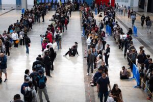 Largas colas y confusión en el primer día para la regularización: “No tengo certificado digital y me es imposible pedir cita”