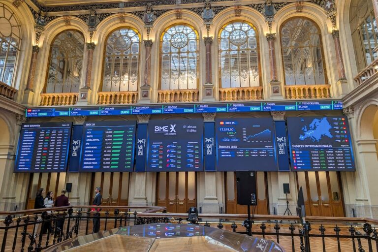 Las bolsas se disparan y el petróleo cae ante la esperanza de que la guerra termine pronto