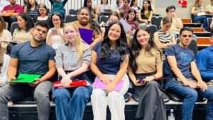 Más de 300 médicos extranjeros pierden empleo por nueva ley en Paraguay