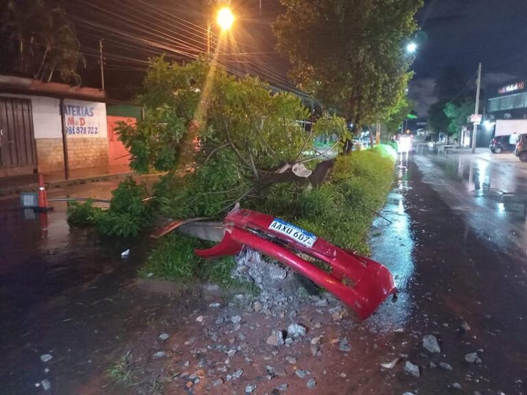 Menor pierde el control de vehículo en Ñemby y choca contra columna