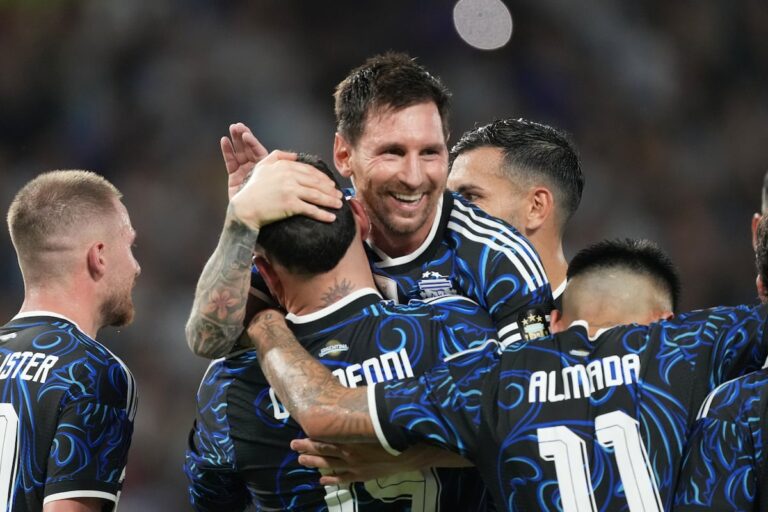 Messi se despide de la afición argentina antes del Mundial con triunfo 5-0 sobre Zambia