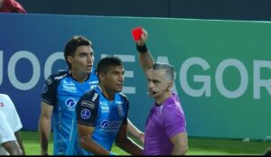 Carlos Paul, figura de una expulsión que se volvió viral, se prepara para el clásico en la Copa Sudamericana.