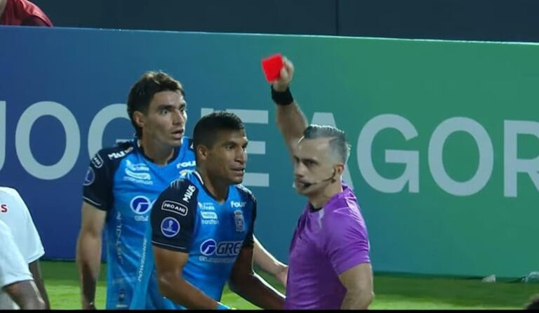 Carlos Paul, figura de una expulsión que se volvió viral, se prepara para el clásico en la Copa Sudamericana.