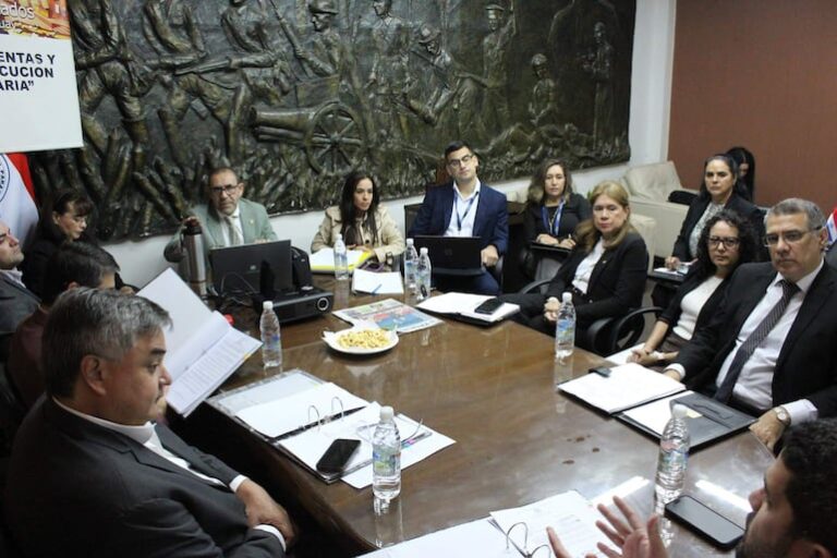 Paraguay evalúa elevar déficit fiscal para saldar deudas con vialeras y farmacéuticas