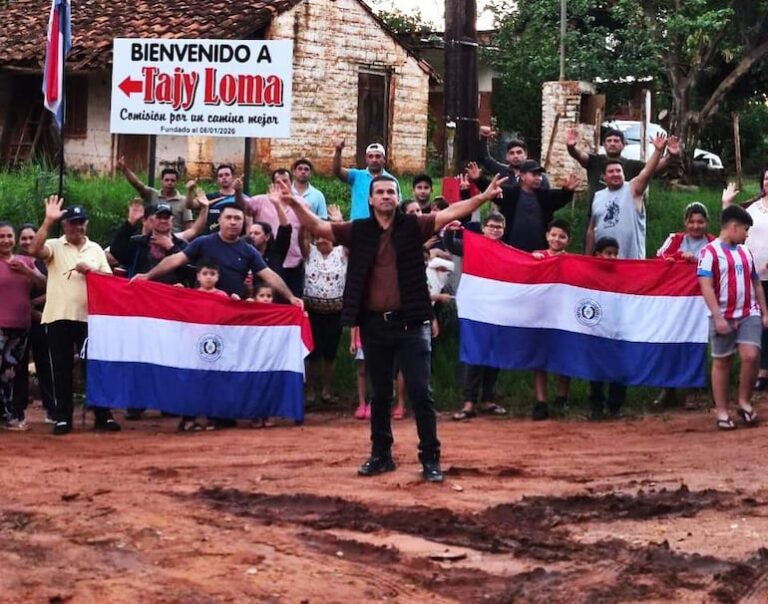 Pobladores de Carapeguá exigen empedrado de camino al presidente Santiago Peña