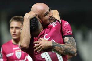 Video: Carlos González logra un hat-trick contra Libertad en la Copa Libertadores.