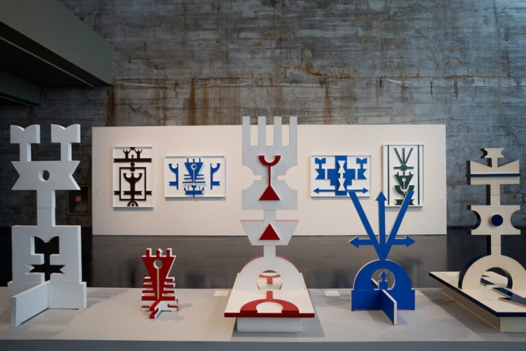 Rubem Valentim: el artista que convirtió los símbolos de las religiones afrobrasileñas en arte universal