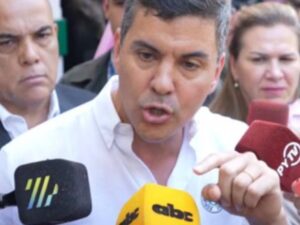 Santiago Peña reconoce labor de periodistas en Paraguay a pesar de controversias