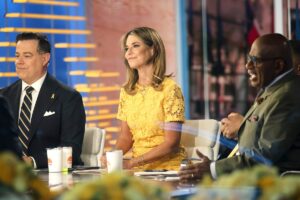 Savannah Guthrie vuelve a ‘Hoy’ tras la desaparición de su madre, vestida de amarillo y entre lágrimas: «Allá vamos, preparadas o no»