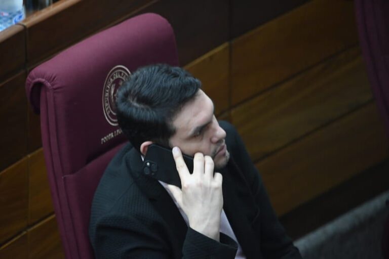 Senadora Amarilla exige renuncia de Hernán Rivas por escándalo de título falso