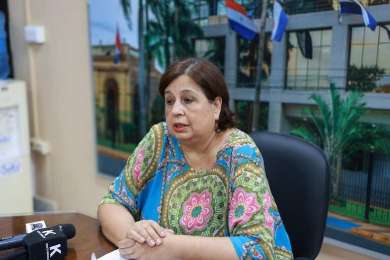 Senadora Martínez critica solicitud de permiso del senador Hernán Rivas en el Senado