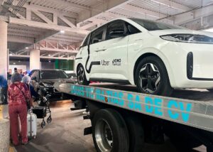 Tomar un taxi mediante app en el aeropuerto, una carrera de obstáculos en las tres ciudades del Mundial