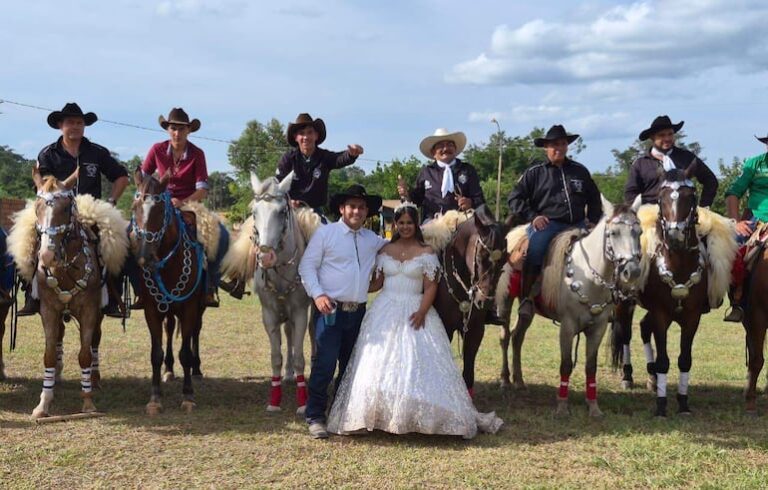 Tradición y emoción en singular boda a caballo en Loreto, Concepción