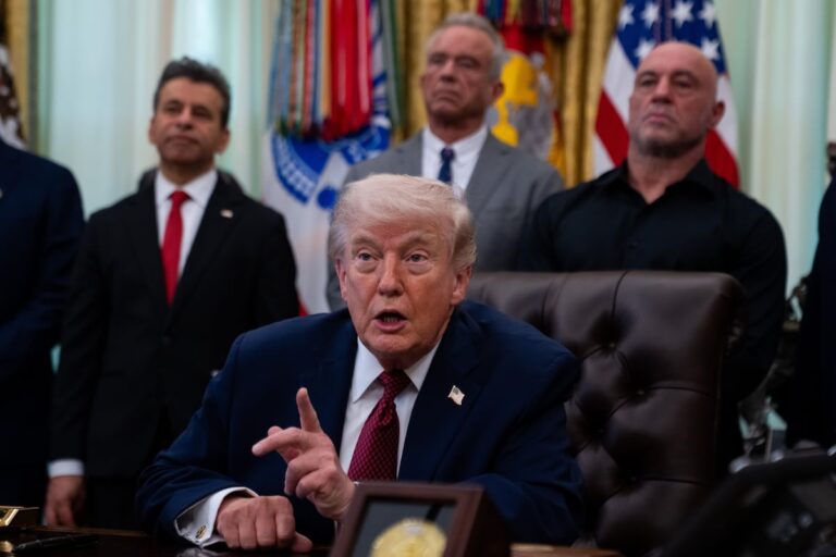 Trump retoma las negociaciones, pero amenaza con “hacer estallar a Irán” si no acepta su plan