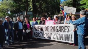 Víctimas de mafia de pagarés presionan por juicio político en Paraguay