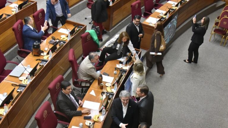 Senadores aprueban suprimir beneficios y aplazan jubilación vip
