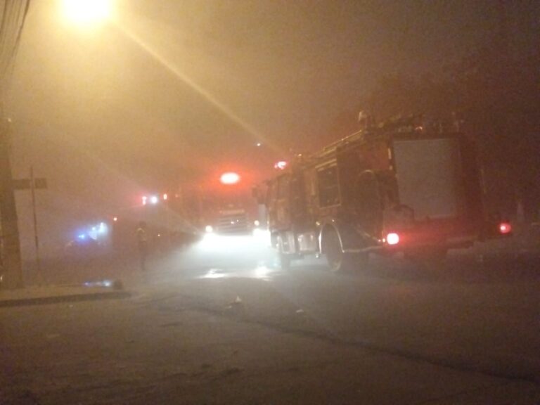 Voraz incendio consume locales comerciales en la frontera: Trabajo binacional evitó una tragedia mayor